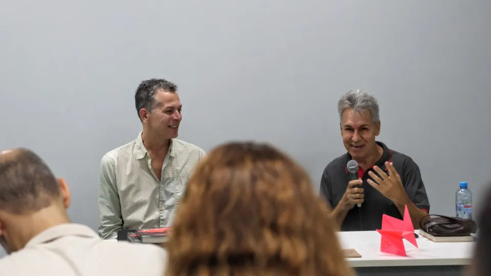 O encontro com Schwartz teve foco em duas obras do artista: a performance La Bête e o livro “A nudez da cópia imperfeita” (foto: Marco Cavalcanti)