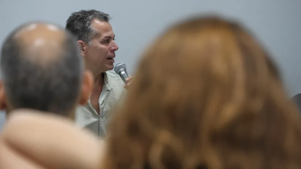 O encontro com Schwartz teve foco em duas obras do artista: a performance La Bête e o livro “A nudez da cópia imperfeita” (foto: Marco Cavalcanti)