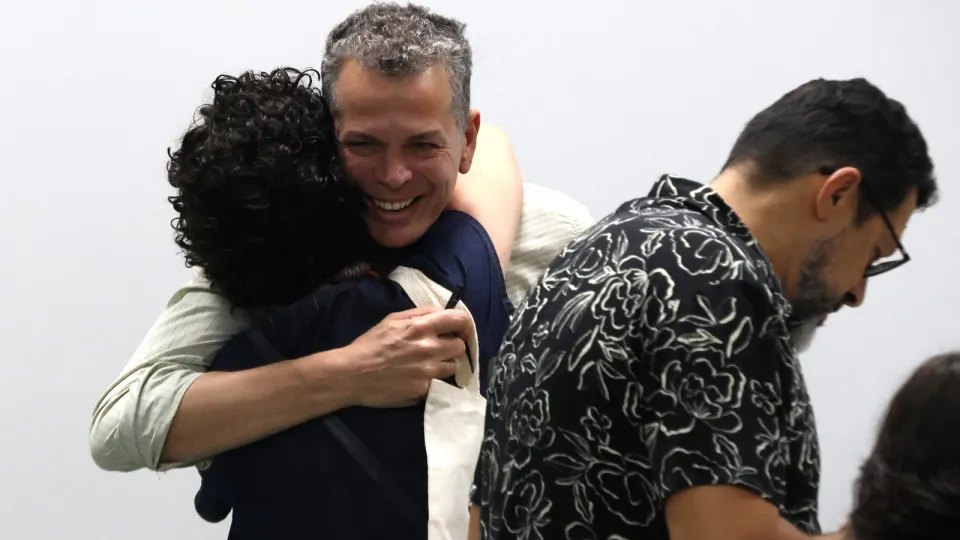 O encontro com Schwartz teve foco em duas obras do artista: a performance La Bête e o livro “A nudez da cópia imperfeita” (foto: Marco Cavalcanti)