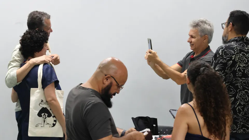 O encontro com Schwartz teve foco em duas obras do artista: a performance La Bête e o livro “A nudez da cópia imperfeita” (foto: Marco Cavalcanti)