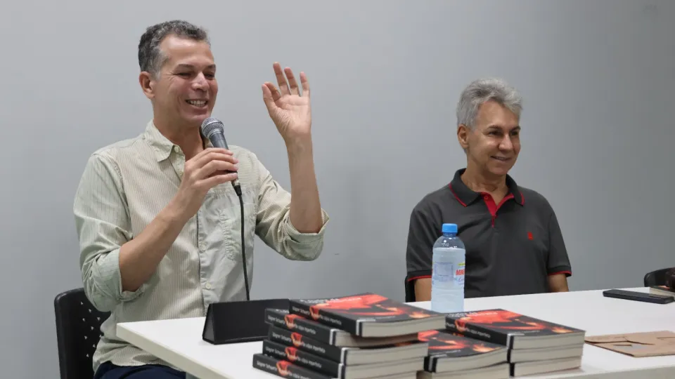 O encontro com Schwartz teve foco em duas obras do artista: a performance La Bête e o livro “A nudez da cópia imperfeita” (foto: Marco Cavalcanti)