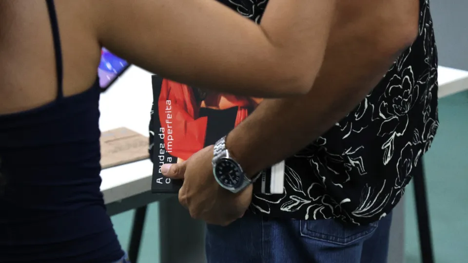 O encontro com Schwartz teve foco em duas obras do artista: a performance La Bête e o livro “A nudez da cópia imperfeita” (foto: Marco Cavalcanti)