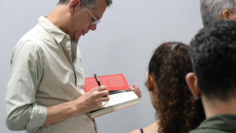 O encontro com Schwartz teve foco em duas obras do artista: a performance La Bête e o livro “A nudez da cópia imperfeita” (foto: Marco Cavalcanti)