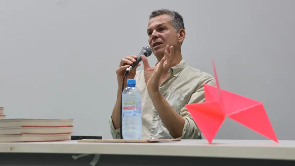 O encontro com Schwartz teve foco em duas obras do artista: a performance La Bête e o livro “A nudez da cópia imperfeita” (foto: Marco Cavalcanti)O encontro com Schwartz teve foco em duas obras do artista: a performance La Bête e o livro “A nudez da cópia imperfeita” (foto: Marco Cavalcanti)O encontro com Schwartz teve foco em duas obras do artista: a performance La Bête e o livro “A nudez da cópia imperfeita” (foto: Marco Cavalcanti)