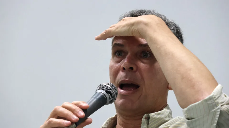 O encontro com Schwartz teve foco em duas obras do artista: a performance La Bête e o livro “A nudez da cópia imperfeita” (foto: Marco Cavalcanti)