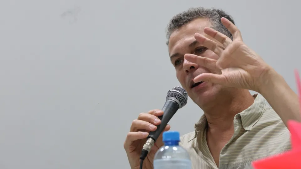 O encontro com Schwartz teve foco em duas obras do artista: a performance La Bête e o livro “A nudez da cópia imperfeita” (foto: Marco Cavalcanti)