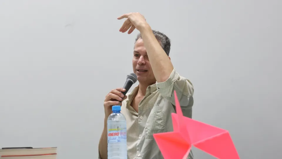 O encontro com Schwartz teve foco em duas obras do artista: a performance La Bête e o livro “A nudez da cópia imperfeita” (foto: Marco Cavalcanti)