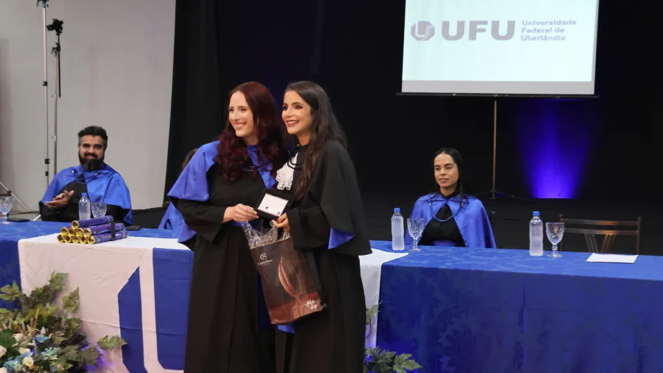 Colaram Grau 20 alunos de três cursos de graduação (foto: Marco Cavalcanti)Colaram Grau 20 alunos de três cursos de graduação (foto: Marco Cavalcanti)