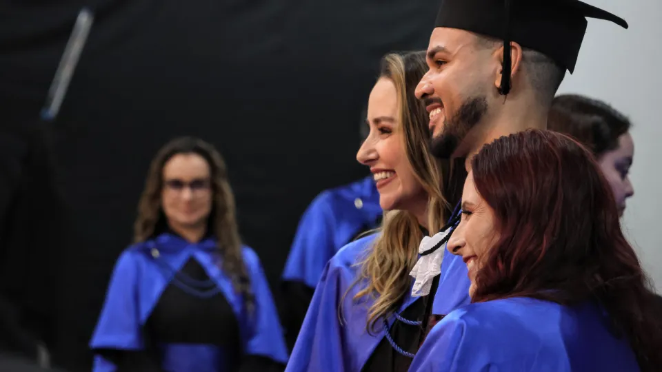 Colaram Grau 20 alunos de três cursos de graduação (foto: Marco Cavalcanti)Colaram Grau 20 alunos de três cursos de graduação (foto: Marco Cavalcanti)Colaram Grau 20 alunos de três cursos de graduação (foto: Marco Cavalcanti)