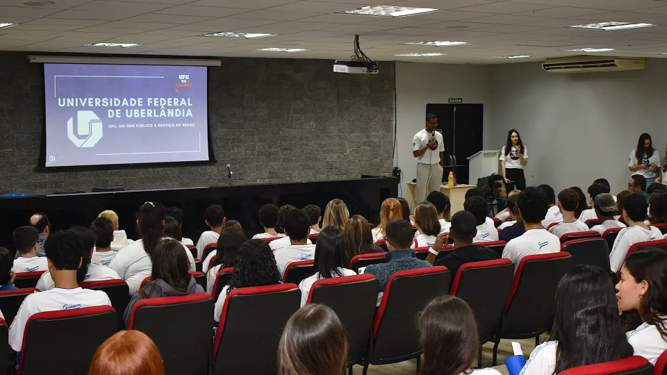 UFU na Escola alunos do ensino médio de Patos de Minas (Fotos: Milton Santos)