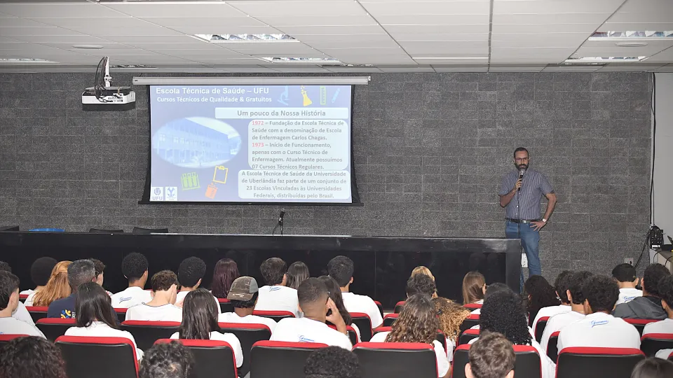 UFU na Escola alunos do ensino médio de Patos de Minas (Fotos: Milton Santos)