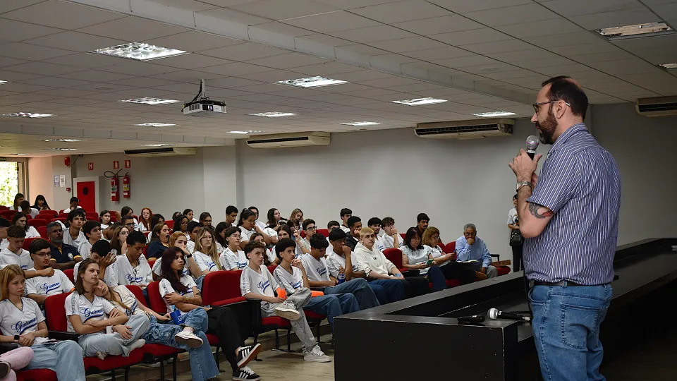 UFU na Escola alunos do ensino médio de Patos de Minas (Fotos: Milton Santos)