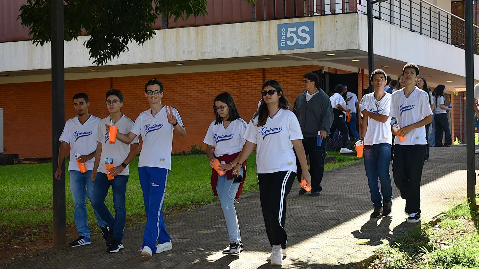 UFU na Escola alunos do ensino médio de Patos de Minas (Fotos: Milton Santos)