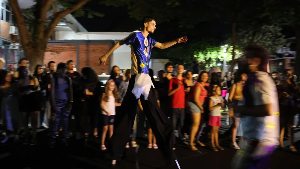 Imagens das apresentações durante o cortejo