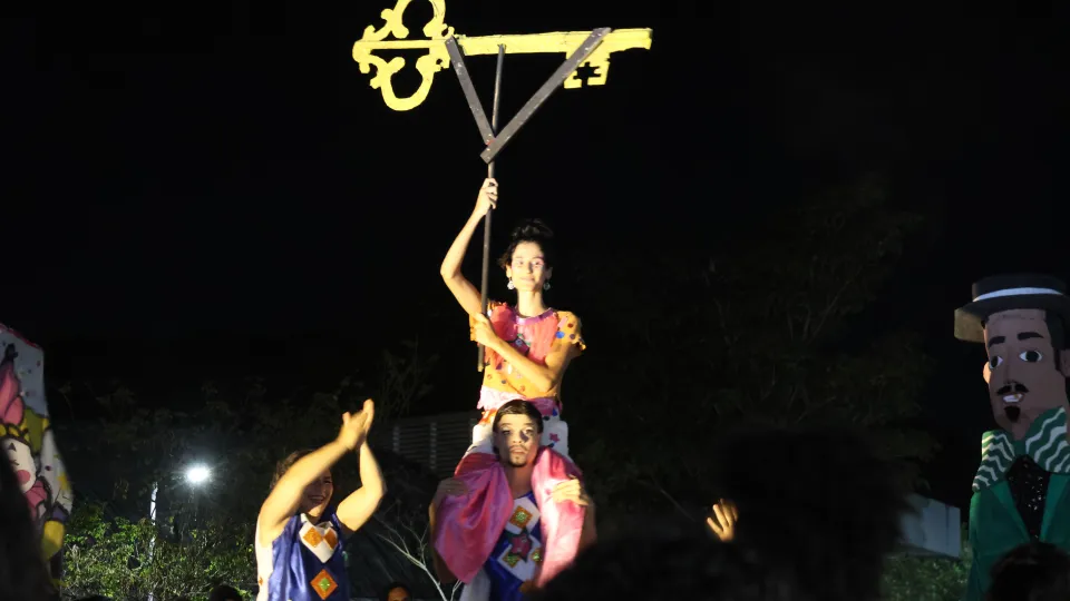 Imagens das apresentações durante o cortejo