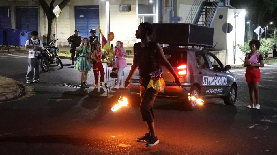 Imagens das apresentações durante o cortejo