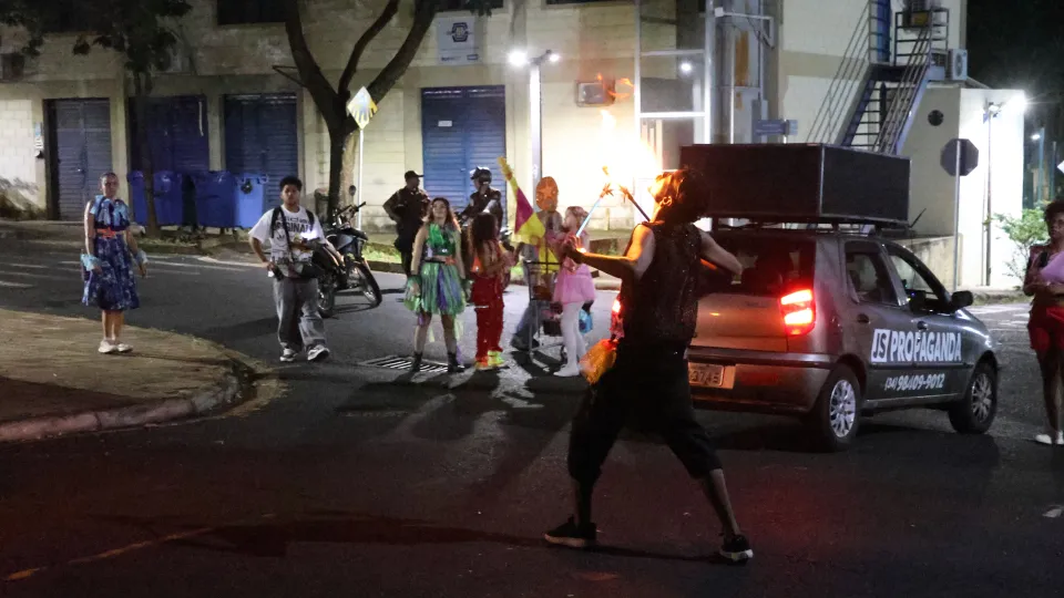 Imagens das apresentações durante o cortejo