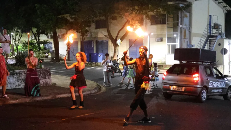Imagens das apresentações durante o cortejo