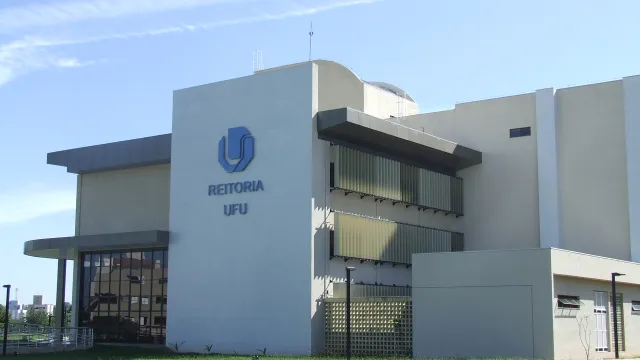 Imagem da fachada da Reitoria da UFU