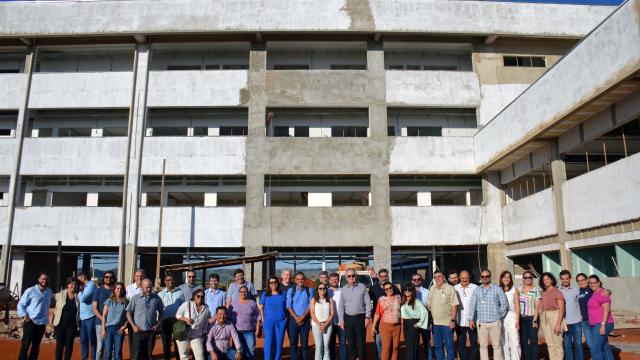 Conselho Diretor e representantes dos corpos docente e técnico-administrativos em visita às obras do Campus da UFU em Patos de Minas. (Foto: Fabiano Goulart)