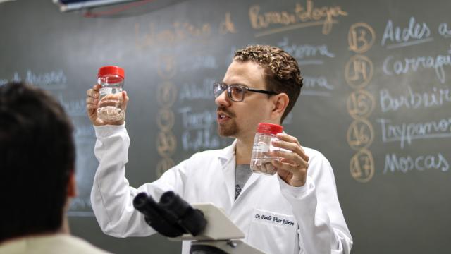 Professor em aula prática de patologia