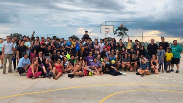 Vários estudantes posando para foto em uma quadra aberta