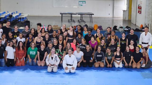 Estudantes posando para foto em um dos ginásios da UFU, campus Educação Física