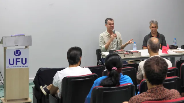 O encontro com Schwartz teve foco em duas obras do artista: a performance La Bête e o livro “A nudez da cópia imperfeita” (foto: Marco Cavalcanti)