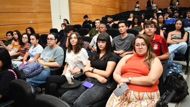 estudantes na plateia