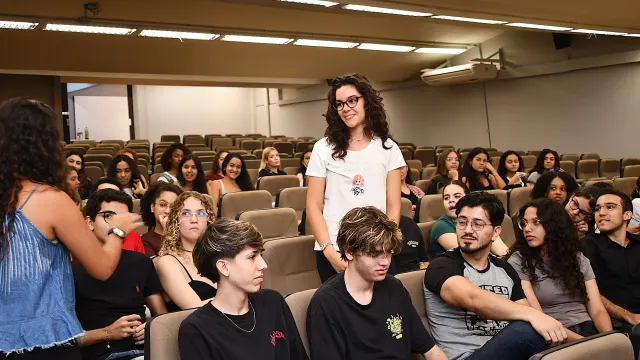 Ingressantes durante interação no Agita Estudantil