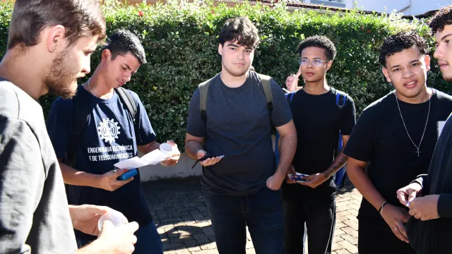 Estudantes reunidos aguardando o início do Agita Estudantil