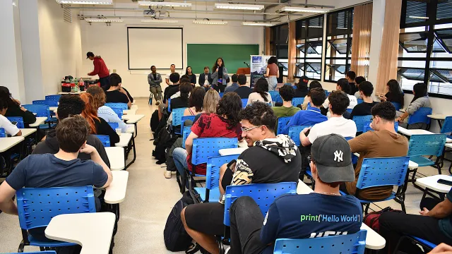 Estudantes e mesa diretiva durante o Agita Estudantil