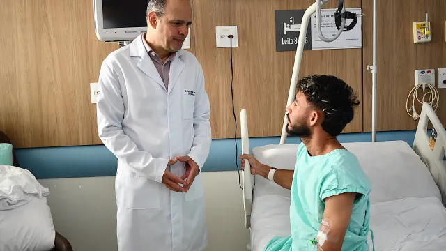 HC-UFU: Procedimento com polilaminina em paciente com lesão medular (Foto: Milton Santos)