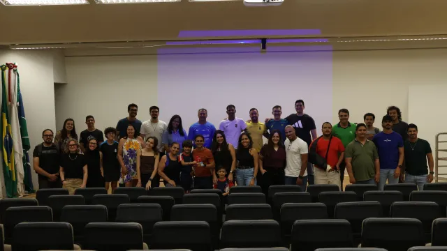 Foto reunindo todos os participantes do evento em frente ao palco no anfiteatro