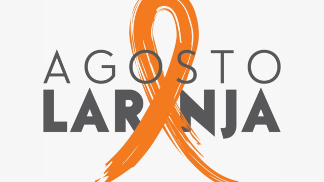 Laço laranja, símbolo do Mês de Conscientização sobre a Esclerose Múltipla, centralizado e por baixo do escrito 'Agosto Laranja'