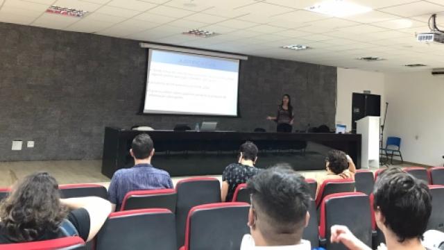 A estudante Laura Justino defendeu TCC sobre jornalismo de games. (Foto: Diélen Borges)
