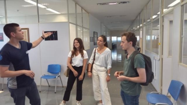 Pesquisador do LTAD, Guilherme Antonelli apresentando o laboratório para os alunos de intercâmbio da Escola Institut Polytechnique de Bordeaux. (Foto: Cristiane de Paula)