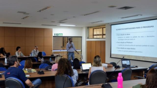 A atividade foi ministrada pelo professor José Magalhães, do Programa de Pós-graduação em Estudos Linguísticos da UFU (foto: Alexandre Costa)