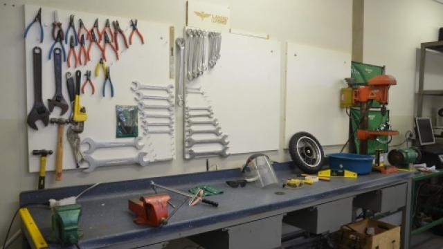 O laboratório da FEELT onde desempenham as atividades dispõe de diversos equipamentos (Foto: Alexandre Costa)