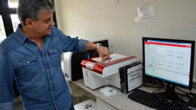 Segundo o professor Luiz Ricardo Goulart Filho, novo exame precisará de centrífuga e citômetro de fluxo (Foto: Milton Santos)