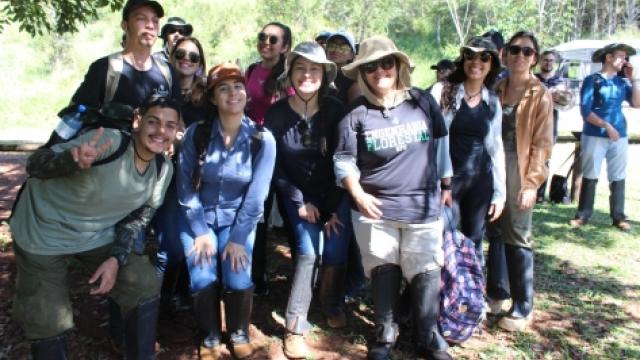 Grupo de estudantes do curso de Engenharia Florestal da UFU presentes na visita técnica. (Foto: Adriane Silva)