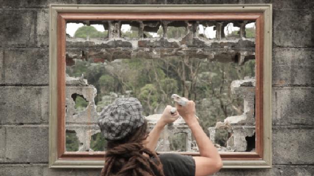 No videoperformance “Paisagem Esculpida”, Oju realiza uma intervenção na cidade de São Paulo