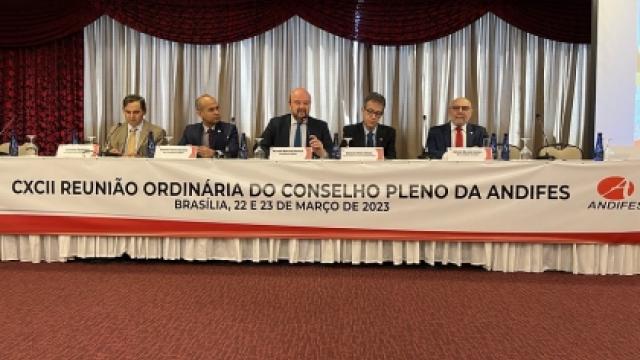 Presidente da entidade, Ricardo Marcelo Fonseca (ao centro) agradeceu pelo &#039;início de uma nova fase de abertura e de diálogo da Ebserh com a Andifes&#039;. (Foto: Divulgação/Andifes)