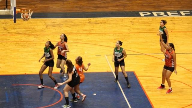 Atléticas Educa (camisa laranja) e Fisioterapia (verde e preto) se enfrentaram na final do basquete feminino da edição de 2019 da Olimpíada Universitária UFU. (Foto: Ítana Santos)