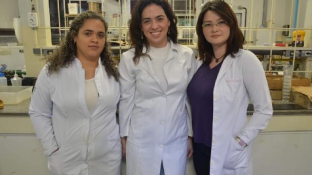  Professora Amanda Danuello e as alunas de doutorado Gáveni Barbosa Valério e Letícia Masako Takahashi, em maio de 2019 (Foto: ARQUIVO - Alexandre Costa)