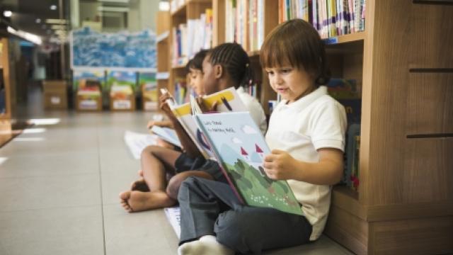 Na proposta, a alfabetização se dá por meio de gêneros que circulam na sociedade em vez de cartilhas e livros didáticos. (Foto: Freepik)