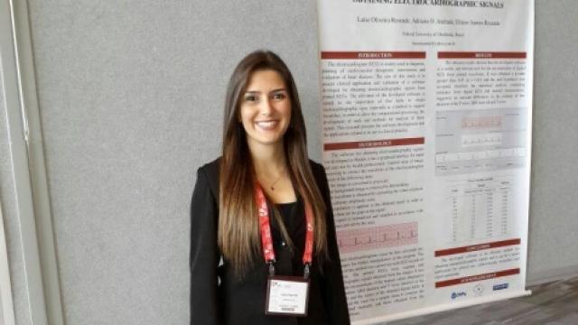 Laíse Resende Oliveira apresentando parte da pesquisa no Congresso Canadense de Cardiologia, em Vancouver. (Foto: arquivo da pesquisadora)