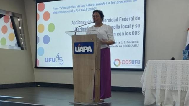 Professora Jaluza Maria Lima Silva Borsatto no Fórum Caribe-Brasil, na República Dominicana. (Foto: Divulgação)
