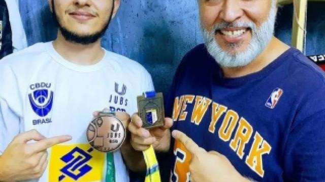Pai e filho com as primeiras medalhas conquistadas em JUBs. (Foto: Arquivo pessoal/Fernando Henrique Vital)
