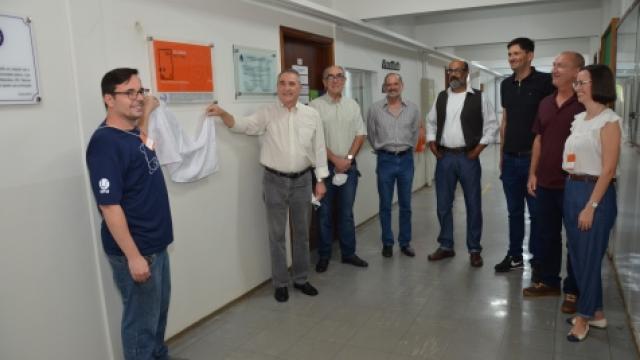 Atual tutor e seis ex-tutores do Pet Matemática fizeram o descerramento da placa em comemoração aos 30 anos do grupo. (Foto: Milton Santos)